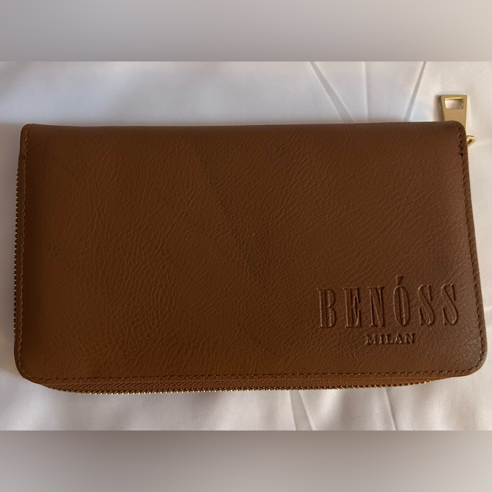 Benoss Milan zip around brown wallet.